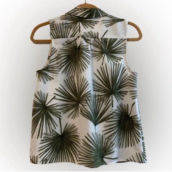 A NEW DAY Sleeveless Button Up Blouse Cream Green Fern Print Women’s Med NWOT - Picture 4 of 10